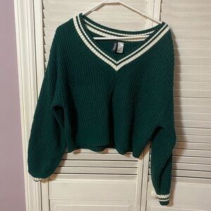 Divided by H&M crop v-neck sweater size XS
